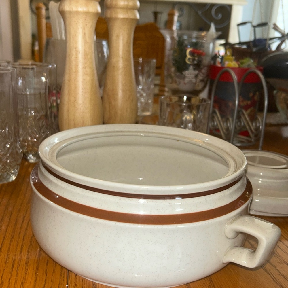 Elegant Cream Ceramic Bowl with Lid